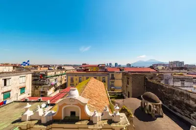 Vista generica su Napoli o vista sulla città dall'interno dell'appartamento