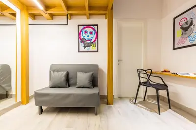 Area soggiorno di Napoli Street Art Rooms by Wonderful Italy