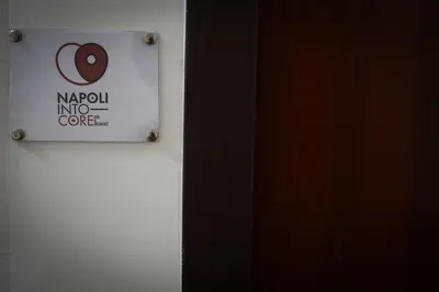 Certificato, attestato, insegna o altro documento esposto da Napoli Into Core - Bed & Breakfast