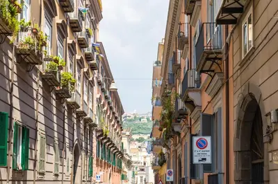 Vista generica su Napoli o vista sulla città dall'interno dell'appartamento