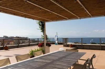 Vista generica sul mare o vista sul mare dall'interno dell'affittacamere