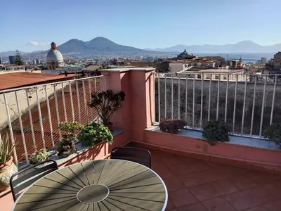 Vista generica sulle montagne o vista sulle montagne dall'interno dell'appartamento