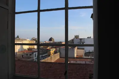 Vista generica su Napoli o vista sulla città dall'interno dell'appartamento