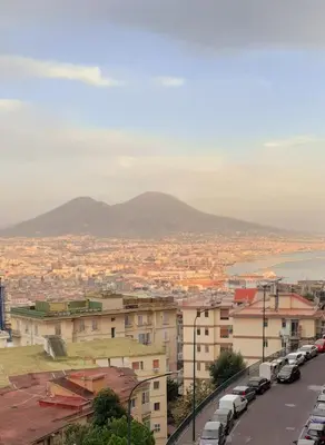 Vista generica sulle montagne o vista sulle montagne dall'interno dell'appartamento