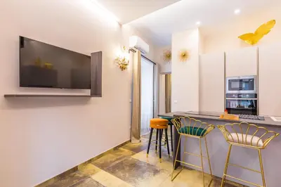 Cucina o angolo cottura di Golden Terrace at Historical Center by Napoliapartments