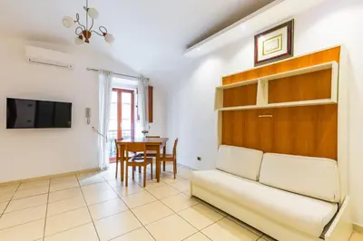 TV o dispositivi per l'intrattenimento presso Tolentino Studio Flat by Napoliapartments