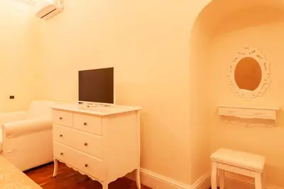 TV o dispositivi per l'intrattenimento presso Monolocale romantico a Napoli