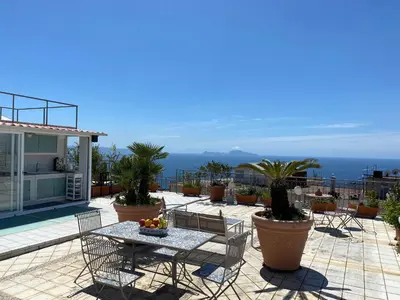 Vista generica sul mare o vista sul mare dall'interno dell'appartamento