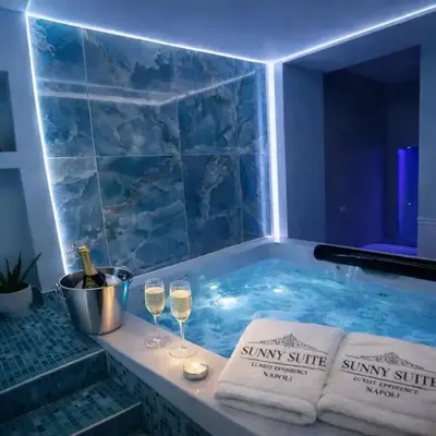 Sunny Suite Napoli - Jacuzzi Romantic Rooms near Central Station & Historic Center