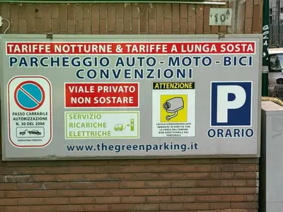 Certificato, attestato, insegna o altro documento esposto da Holiday house moni