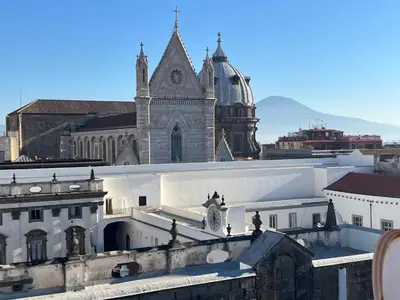 Vista generica sulle montagne o vista sulle montagne dall'interno dell'appartamento