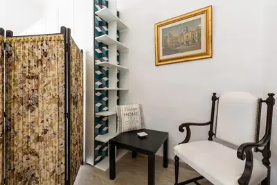 Area soggiorno di Modern 1BR Apt Near National Museum - Sleeps 3