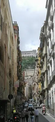 Vista generica su Napoli o vista sulla città dall'interno dell'affittacamere