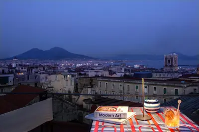 Vista generica sulle montagne o vista sulle montagne dall'interno dell'affittacamere