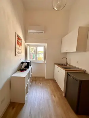 Cucina o angolo cottura di La Casa di Clara - Centro Storico Napoli - Vicino Metro & Duomo - Ideale per Coppie