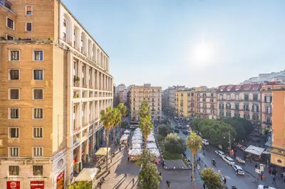 Vista generica su Napoli o vista sulla città dall'interno dell'appartamento
