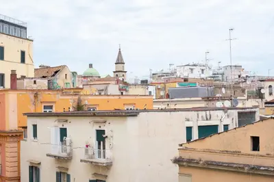 Vista generica su Napoli o vista sulla città dall'interno dell'affittacamere