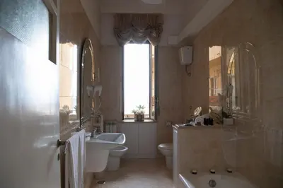 Bagno di Grandi Residenze Napoli- Piazza Carità con vista