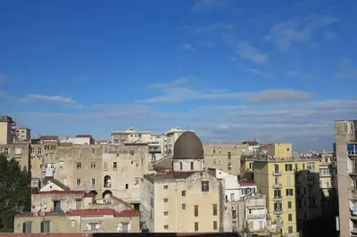 Vista generica su Napoli o vista sulla città dall'interno dell'appartamento