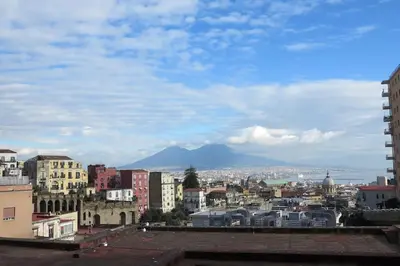 Vista generica sulle montagne o vista sulle montagne dall'interno dell'appartamento