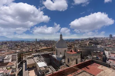 Vista generica su Napoli o vista sulla città dall'interno del bed & breakfast