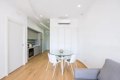 Cucina o angolo cottura di At Twenty-One - New Apt EXCLUSIVE PANORAMIC Views!