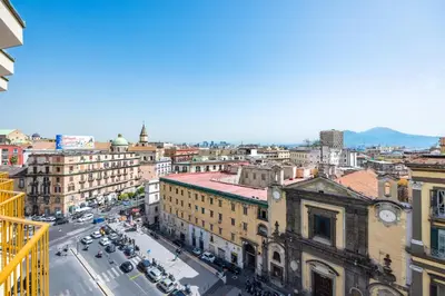 Vista generica su Napoli o vista sulla città dall'interno dell'appartamento
