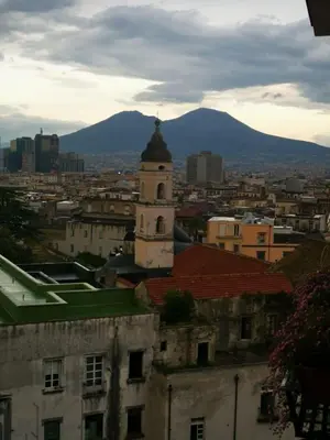 Vista generica sulle montagne o vista sulle montagne dall'interno della casa vacanze