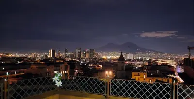 Vista generica su Napoli o vista sulla città dall'interno della casa vacanze