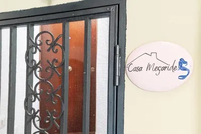 Certificato, attestato, insegna o altro documento esposto da Casa Megaride