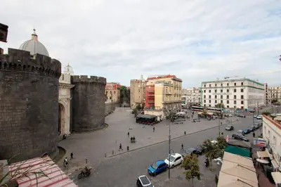 Vista generica su Napoli o vista sulla città dall'interno dell'affittacamere