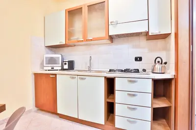 Cucina o angolo cottura di GuestHost - Casazzurra - Your place next to Port & Castel Nuovo