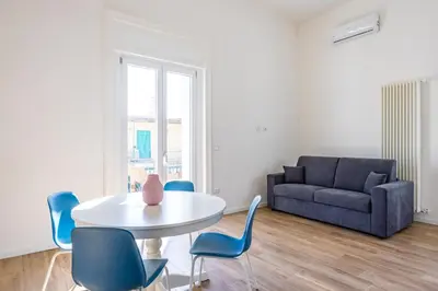 Area soggiorno di Sunny Panoramic Apartment by Napoliapartments