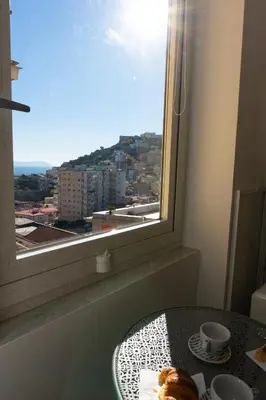Vista generica sulle montagne o vista sulle montagne dall'interno dell'affittacamere