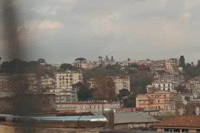 Vista generica su Napoli o vista sulla città dall'interno dell'appartamento