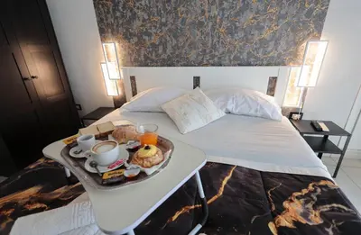 Letto o letti in una camera di A cartulina e Napulè Attico con Vista Porto Ascensore Colazione Inclusa Struttura nel cuore autentico di Napoli a 5 minuti dalla Stazione Centrale e dal Centro Storico AC