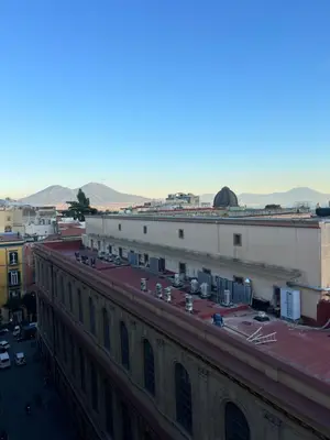 Vista generica sulle montagne o vista sulle montagne dall'interno dell'affittacamere
