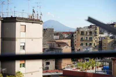 Vista generica sulle montagne o vista sulle montagne dall'interno dell'affittacamere
