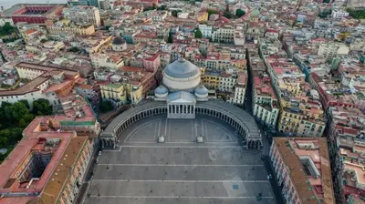Vista generica su Napoli o vista sulla città dall'interno dell'appartamento