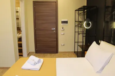 Letto o letti in una camera di BlackWoody Contemporary Rooms - Napoli Centro Storico Via Toledo