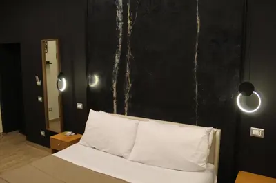 Letto o letti in una camera di BlackWoody Contemporary Rooms - Napoli Centro Storico Via Toledo