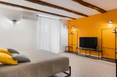 TV o dispositivi per l'intrattenimento presso Tra i vicoli di Napoli, La Olivella design e amore