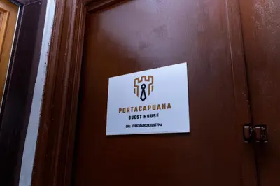 Certificato, attestato, insegna o altro documento esposto da PORTACAPUANA Guest House