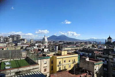 Vista generica sulle montagne o vista sulle montagne dall'interno dell'appartamento