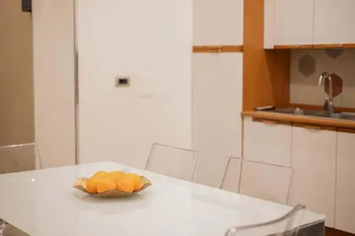Cucina o angolo cottura di HELLO CHIAIA NAPOLI by Progecta srl