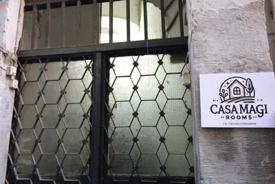 Certificato, attestato, insegna o altro documento esposto da Casa Magi