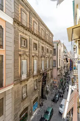 Vista generica su Napoli o vista sulla città dall'interno dell'appartamento