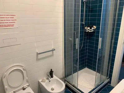 Bagno di La finestra su Napoli