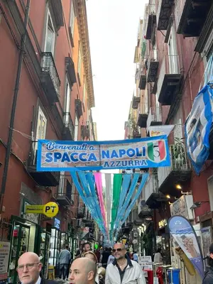Certificato, attestato, insegna o altro documento esposto da Incanto nel centro storico di Napoli