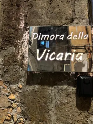 Certificato, attestato, insegna o altro documento esposto da Dimora della Vicaria